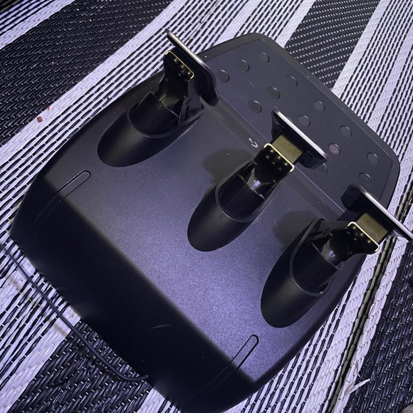 Logitech G29 Steering wheel w/ gear shifter and pedals - Picture 5 of 7